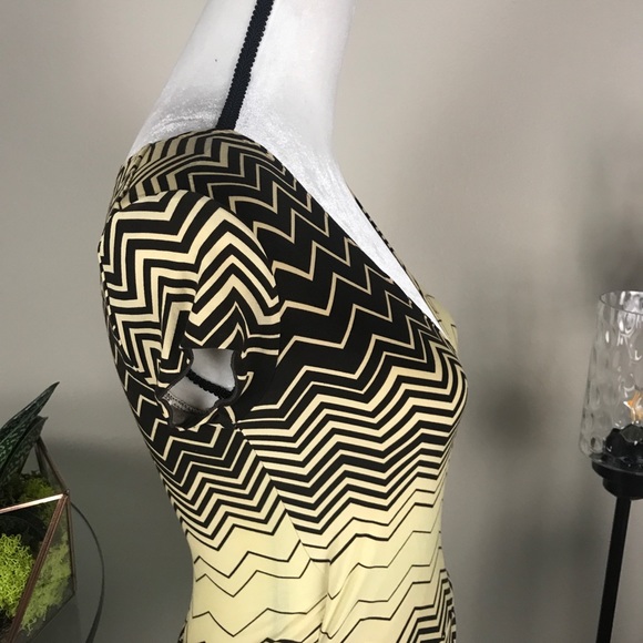 NWT Polyester Stretchy V-Neck Tee - Picture 4 of 5